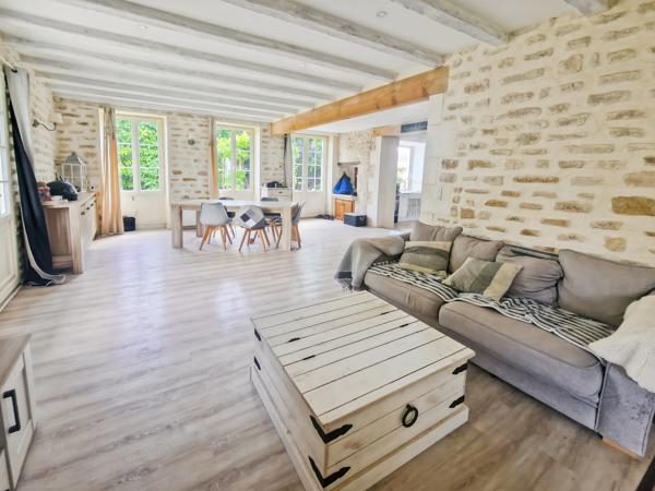 Maison à vendre 7 pièces proche de SAINT JEAN D'ANGELY (17)- 198 m² habitables - jardin - piscine - garage