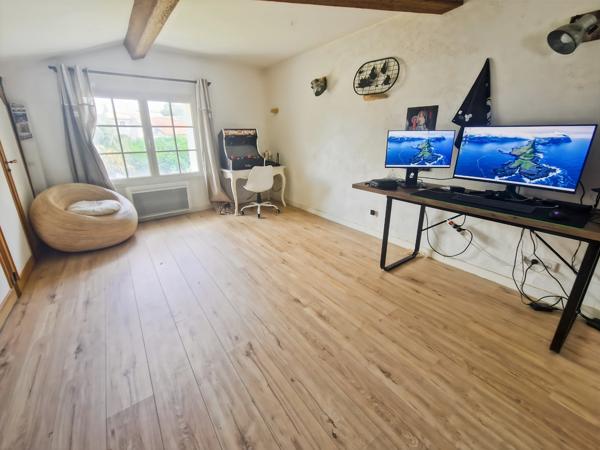 Maison à vendre 7 pièces proche de SAINT JEAN D'ANGELY (17)- 198 m² habitables - jardin - piscine - garage