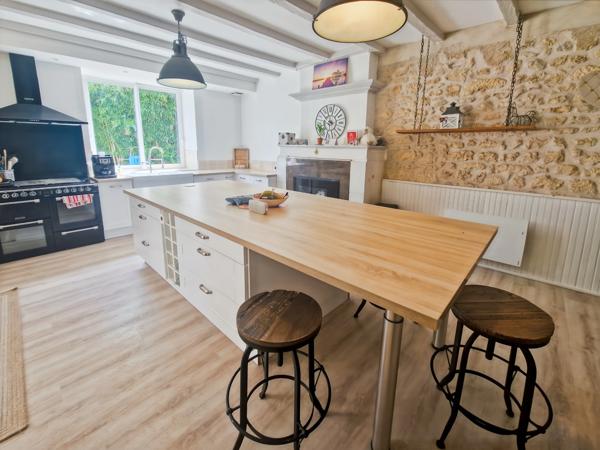 Maison à vendre 7 pièces proche de SAINT JEAN D'ANGELY (17)- 198 m² habitables - jardin - piscine - garage