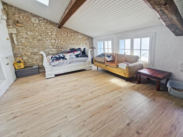 Maison à vendre 7 pièces proche de SAINT JEAN D'ANGELY (17)- 198 m² habitables - jardin - piscine - garage