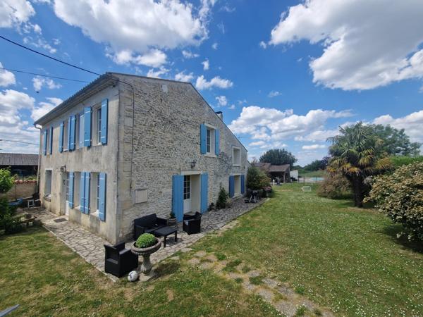 Maison à vendre 7 pièces proche de SAINT JEAN D'ANGELY (17)- 198 m² habitables - jardin - piscine - garage