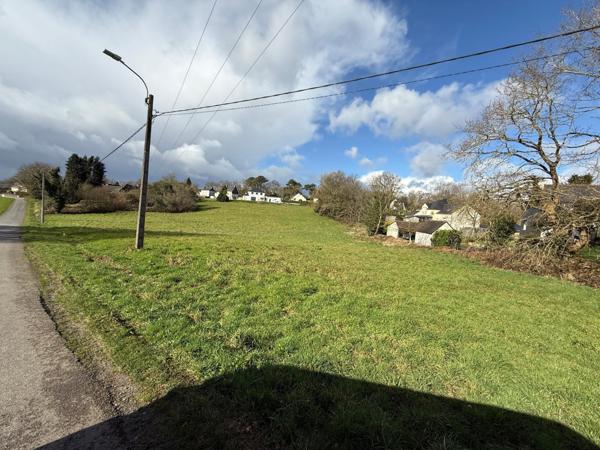 TERRAIN CONSTRUCTIBLE DE 1092 M2 A SAINT THURIAU, NON VIABILISE