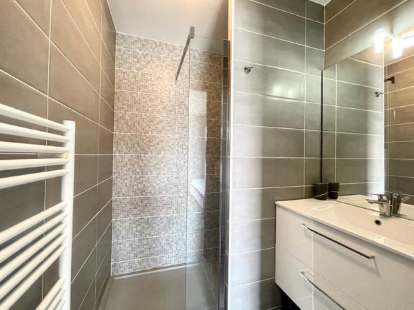 Divonne-les-Bains (01220) APPARTEMENT 3 CHAMBRES - GRANDES TERRASSES - GARAGE DOUBLE ET CAVE