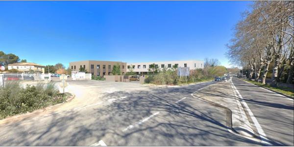 Local pour activités de services, professions libérales, ... de 125.81 m2 & 2 stationnements en extérieur + 3 parkings en sous-sol