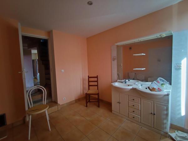 VENTE MURS COMMERCE OCCUPE AVEC APPARTEMENT AU DESSUS A RENOVER