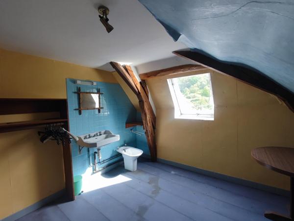 VENTE MURS COMMERCE OCCUPE AVEC APPARTEMENT AU DESSUS A RENOVER