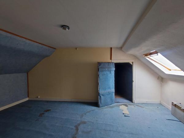 VENTE MURS COMMERCE OCCUPE AVEC APPARTEMENT AU DESSUS A RENOVER