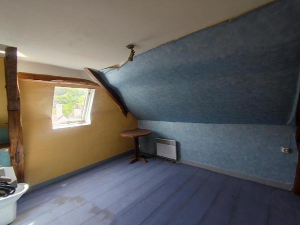 VENTE MURS COMMERCE OCCUPE AVEC APPARTEMENT AU DESSUS A RENOVER