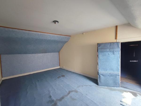 VENTE MURS COMMERCE OCCUPE AVEC APPARTEMENT AU DESSUS A RENOVER