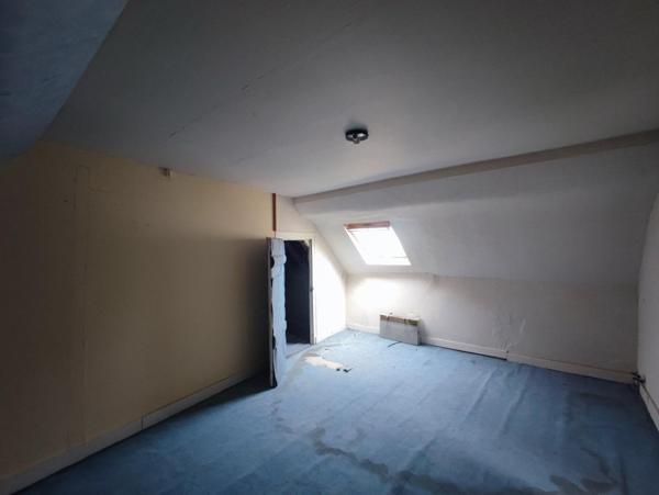 VENTE MURS COMMERCE OCCUPE AVEC APPARTEMENT AU DESSUS A RENOVER