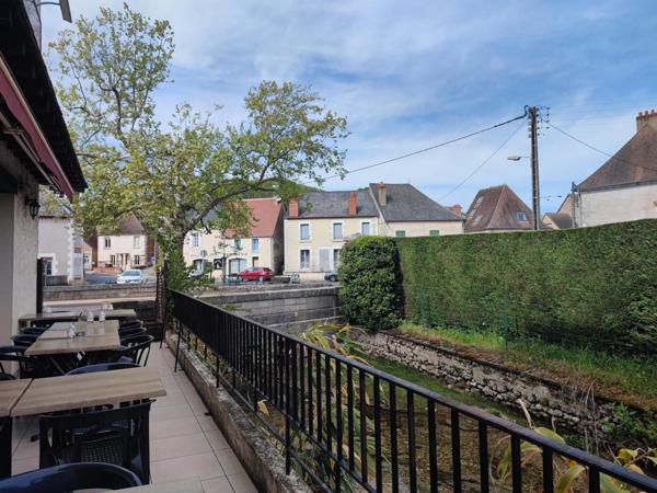 VENTE MURS COMMERCE OCCUPE AVEC APPARTEMENT AU DESSUS A RENOVER