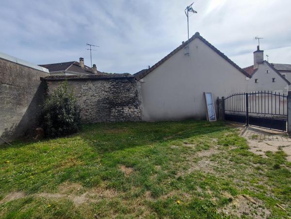 VENTE MURS COMMERCE OCCUPE AVEC APPARTEMENT AU DESSUS A RENOVER