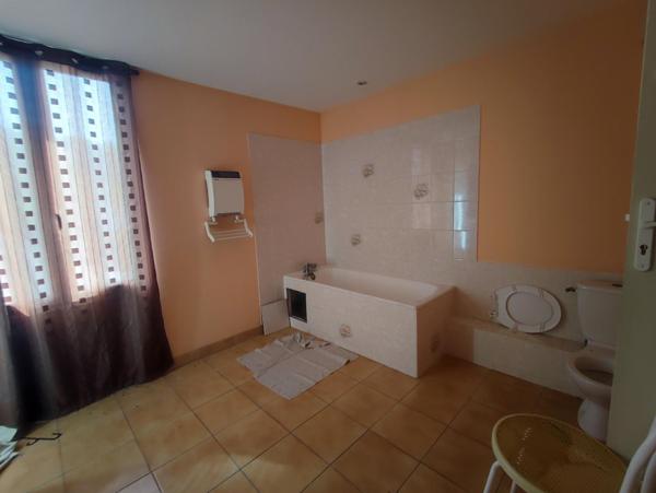 VENTE MURS COMMERCE OCCUPE AVEC APPARTEMENT AU DESSUS A RENOVER