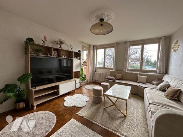 Appartement de type 4 pièces de 88.84 m² (loi carrez) avec cave .