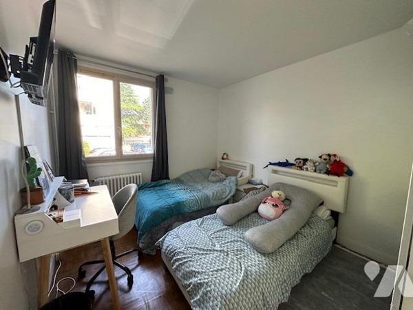 Appartement de type 4 pièces de 88.84 m² (loi carrez) avec cave .