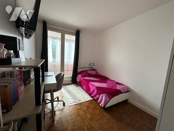 Appartement de type 4 pièces de 88.84 m² (loi carrez) avec cave .