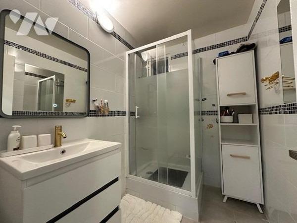 Appartement de type 4 pièces de 88.84 m² (loi carrez) avec cave .