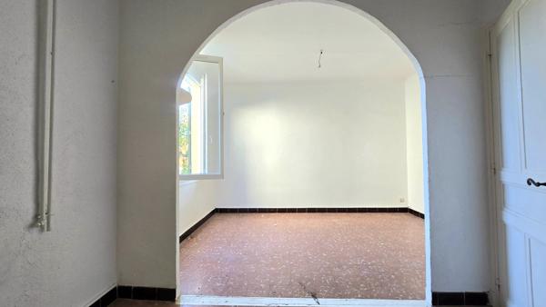 À vendre - Maison mitoyenne 1 côté, 4 pièces située à Gonfaron (83590)