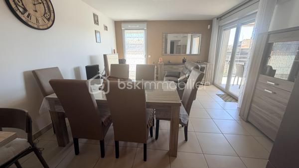 Emplacement idéal ! À deux pas des commerces, des écoles et de toutes les commodités, profitez d'un quotidien où tout se fait à pied.
Venez découvrir ce superbe appartement situé dans une résidence récente et sécurisée, offrant des prestations de qualité et un confort de vie exceptionnel.
Dès l'entrée, vous serez séduits par un hall spacieux agrémenté d'un grand dressing. La cuisine, entièrement aménagée et équipée, s'ouvre sur une belle pièce de vie baignée de lumière grâce à ses larges baies vitrées. Celles-ci donnent accès à une généreuse terrasse exposée Sud/Ouest, équipée d'une pergola bioclimatique électrique, idéale pour profiter de l'extérieur en toute saison.

L'espace nuit se compose de deux chambres, chacune équipée de placards avec dressings intégrés Mobalpa, d'une élégante salle d'eau et d'un WC indépendant.

Pour votre confort, l'appartement dispose d'une climatisation réversible, de volets roulants électriques ainsi que de fenêtres en double vitrage thermique et acoustique, garantissant bien-être et tranquillité tout au long de l'année.

Côté stationnement, un double garage complète ce bien rare.

Aucun travaux à prévoir : il ne vous reste plus qu'à poser vos valises !
Une opportunité rare en plein cœur de Six-Fours-les-Plages. Soyez réactifs, ce bien ne restera pas longtemps sur le marché !