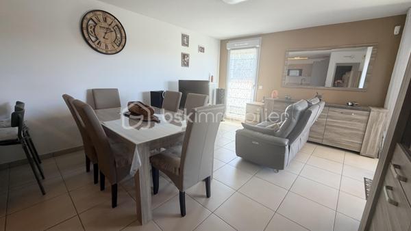 Emplacement idéal ! À deux pas des commerces, des écoles et de toutes les commodités, profitez d'un quotidien où tout se fait à pied.
Venez découvrir ce superbe appartement situé dans une résidence récente et sécurisée, offrant des prestations de qualité et un confort de vie exceptionnel.
Dès l'entrée, vous serez séduits par un hall spacieux agrémenté d'un grand dressing. La cuisine, entièrement aménagée et équipée, s'ouvre sur une belle pièce de vie baignée de lumière grâce à ses larges baies vitrées. Celles-ci donnent accès à une généreuse terrasse exposée Sud/Ouest, équipée d'une pergola bioclimatique électrique, idéale pour profiter de l'extérieur en toute saison.

L'espace nuit se compose de deux chambres, chacune équipée de placards avec dressings intégrés Mobalpa, d'une élégante salle d'eau et d'un WC indépendant.

Pour votre confort, l'appartement dispose d'une climatisation réversible, de volets roulants électriques ainsi que de fenêtres en double vitrage thermique et acoustique, garantissant bien-être et tranquillité tout au long de l'année.

Côté stationnement, un double garage complète ce bien rare.

Aucun travaux à prévoir : il ne vous reste plus qu'à poser vos valises !
Une opportunité rare en plein cœur de Six-Fours-les-Plages. Soyez réactifs, ce bien ne restera pas longtemps sur le marché !
