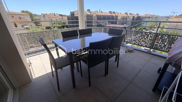 Emplacement idéal ! À deux pas des commerces, des écoles et de toutes les commodités, profitez d'un quotidien où tout se fait à pied.
Venez découvrir ce superbe appartement situé dans une résidence récente et sécurisée, offrant des prestations de qualité et un confort de vie exceptionnel.
Dès l'entrée, vous serez séduits par un hall spacieux agrémenté d'un grand dressing. La cuisine, entièrement aménagée et équipée, s'ouvre sur une belle pièce de vie baignée de lumière grâce à ses larges baies vitrées. Celles-ci donnent accès à une généreuse terrasse exposée Sud/Ouest, équipée d'une pergola bioclimatique électrique, idéale pour profiter de l'extérieur en toute saison.

L'espace nuit se compose de deux chambres, chacune équipée de placards avec dressings intégrés Mobalpa, d'une élégante salle d'eau et d'un WC indépendant.

Pour votre confort, l'appartement dispose d'une climatisation réversible, de volets roulants électriques ainsi que de fenêtres en double vitrage thermique et acoustique, garantissant bien-être et tranquillité tout au long de l'année.

Côté stationnement, un double garage complète ce bien rare.

Aucun travaux à prévoir : il ne vous reste plus qu'à poser vos valises !
Une opportunité rare en plein cœur de Six-Fours-les-Plages. Soyez réactifs, ce bien ne restera pas longtemps sur le marché !