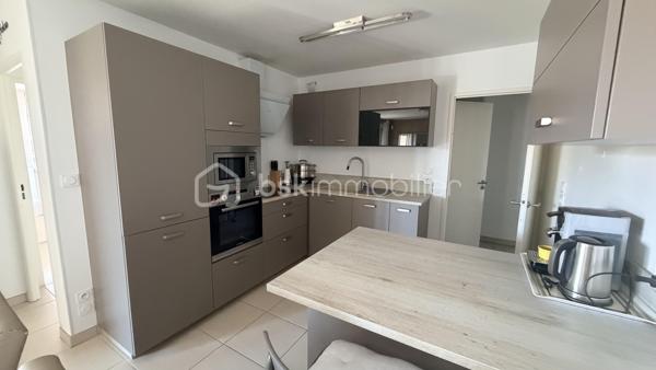 Emplacement idéal ! À deux pas des commerces, des écoles et de toutes les commodités, profitez d'un quotidien où tout se fait à pied.
Venez découvrir ce superbe appartement situé dans une résidence récente et sécurisée, offrant des prestations de qualité et un confort de vie exceptionnel.
Dès l'entrée, vous serez séduits par un hall spacieux agrémenté d'un grand dressing. La cuisine, entièrement aménagée et équipée, s'ouvre sur une belle pièce de vie baignée de lumière grâce à ses larges baies vitrées. Celles-ci donnent accès à une généreuse terrasse exposée Sud/Ouest, équipée d'une pergola bioclimatique électrique, idéale pour profiter de l'extérieur en toute saison.

L'espace nuit se compose de deux chambres, chacune équipée de placards avec dressings intégrés Mobalpa, d'une élégante salle d'eau et d'un WC indépendant.

Pour votre confort, l'appartement dispose d'une climatisation réversible, de volets roulants électriques ainsi que de fenêtres en double vitrage thermique et acoustique, garantissant bien-être et tranquillité tout au long de l'année.

Côté stationnement, un double garage complète ce bien rare.

Aucun travaux à prévoir : il ne vous reste plus qu'à poser vos valises !
Une opportunité rare en plein cœur de Six-Fours-les-Plages. Soyez réactifs, ce bien ne restera pas longtemps sur le marché !