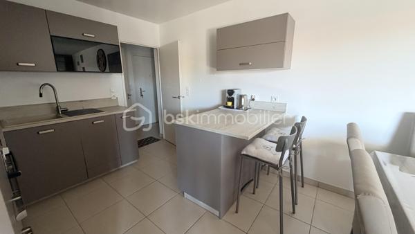 Emplacement idéal ! À deux pas des commerces, des écoles et de toutes les commodités, profitez d'un quotidien où tout se fait à pied.
Venez découvrir ce superbe appartement situé dans une résidence récente et sécurisée, offrant des prestations de qualité et un confort de vie exceptionnel.
Dès l'entrée, vous serez séduits par un hall spacieux agrémenté d'un grand dressing. La cuisine, entièrement aménagée et équipée, s'ouvre sur une belle pièce de vie baignée de lumière grâce à ses larges baies vitrées. Celles-ci donnent accès à une généreuse terrasse exposée Sud/Ouest, équipée d'une pergola bioclimatique électrique, idéale pour profiter de l'extérieur en toute saison.

L'espace nuit se compose de deux chambres, chacune équipée de placards avec dressings intégrés Mobalpa, d'une élégante salle d'eau et d'un WC indépendant.

Pour votre confort, l'appartement dispose d'une climatisation réversible, de volets roulants électriques ainsi que de fenêtres en double vitrage thermique et acoustique, garantissant bien-être et tranquillité tout au long de l'année.

Côté stationnement, un double garage complète ce bien rare.

Aucun travaux à prévoir : il ne vous reste plus qu'à poser vos valises !
Une opportunité rare en plein cœur de Six-Fours-les-Plages. Soyez réactifs, ce bien ne restera pas longtemps sur le marché !