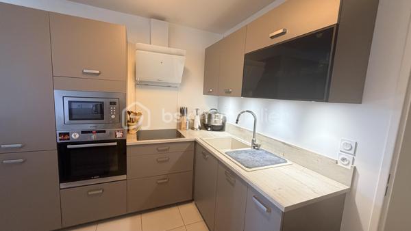 Emplacement idéal ! À deux pas des commerces, des écoles et de toutes les commodités, profitez d'un quotidien où tout se fait à pied.
Venez découvrir ce superbe appartement situé dans une résidence récente et sécurisée, offrant des prestations de qualité et un confort de vie exceptionnel.
Dès l'entrée, vous serez séduits par un hall spacieux agrémenté d'un grand dressing. La cuisine, entièrement aménagée et équipée, s'ouvre sur une belle pièce de vie baignée de lumière grâce à ses larges baies vitrées. Celles-ci donnent accès à une généreuse terrasse exposée Sud/Ouest, équipée d'une pergola bioclimatique électrique, idéale pour profiter de l'extérieur en toute saison.

L'espace nuit se compose de deux chambres, chacune équipée de placards avec dressings intégrés Mobalpa, d'une élégante salle d'eau et d'un WC indépendant.

Pour votre confort, l'appartement dispose d'une climatisation réversible, de volets roulants électriques ainsi que de fenêtres en double vitrage thermique et acoustique, garantissant bien-être et tranquillité tout au long de l'année.

Côté stationnement, un double garage complète ce bien rare.

Aucun travaux à prévoir : il ne vous reste plus qu'à poser vos valises !
Une opportunité rare en plein cœur de Six-Fours-les-Plages. Soyez réactifs, ce bien ne restera pas longtemps sur le marché !