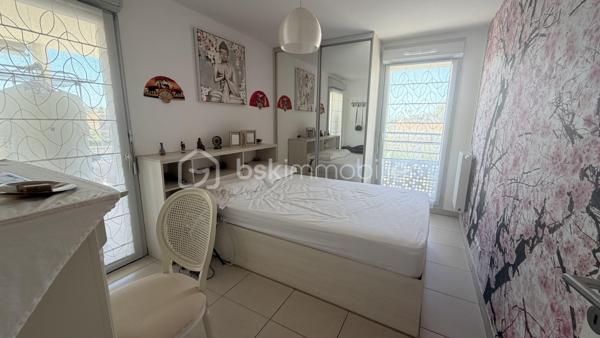 Emplacement idéal ! À deux pas des commerces, des écoles et de toutes les commodités, profitez d'un quotidien où tout se fait à pied.
Venez découvrir ce superbe appartement situé dans une résidence récente et sécurisée, offrant des prestations de qualité et un confort de vie exceptionnel.
Dès l'entrée, vous serez séduits par un hall spacieux agrémenté d'un grand dressing. La cuisine, entièrement aménagée et équipée, s'ouvre sur une belle pièce de vie baignée de lumière grâce à ses larges baies vitrées. Celles-ci donnent accès à une généreuse terrasse exposée Sud/Ouest, équipée d'une pergola bioclimatique électrique, idéale pour profiter de l'extérieur en toute saison.

L'espace nuit se compose de deux chambres, chacune équipée de placards avec dressings intégrés Mobalpa, d'une élégante salle d'eau et d'un WC indépendant.

Pour votre confort, l'appartement dispose d'une climatisation réversible, de volets roulants électriques ainsi que de fenêtres en double vitrage thermique et acoustique, garantissant bien-être et tranquillité tout au long de l'année.

Côté stationnement, un double garage complète ce bien rare.

Aucun travaux à prévoir : il ne vous reste plus qu'à poser vos valises !
Une opportunité rare en plein cœur de Six-Fours-les-Plages. Soyez réactifs, ce bien ne restera pas longtemps sur le marché !