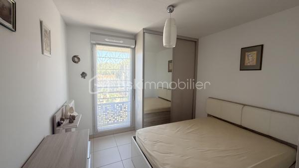 Emplacement idéal ! À deux pas des commerces, des écoles et de toutes les commodités, profitez d'un quotidien où tout se fait à pied.
Venez découvrir ce superbe appartement situé dans une résidence récente et sécurisée, offrant des prestations de qualité et un confort de vie exceptionnel.
Dès l'entrée, vous serez séduits par un hall spacieux agrémenté d'un grand dressing. La cuisine, entièrement aménagée et équipée, s'ouvre sur une belle pièce de vie baignée de lumière grâce à ses larges baies vitrées. Celles-ci donnent accès à une généreuse terrasse exposée Sud/Ouest, équipée d'une pergola bioclimatique électrique, idéale pour profiter de l'extérieur en toute saison.

L'espace nuit se compose de deux chambres, chacune équipée de placards avec dressings intégrés Mobalpa, d'une élégante salle d'eau et d'un WC indépendant.

Pour votre confort, l'appartement dispose d'une climatisation réversible, de volets roulants électriques ainsi que de fenêtres en double vitrage thermique et acoustique, garantissant bien-être et tranquillité tout au long de l'année.

Côté stationnement, un double garage complète ce bien rare.

Aucun travaux à prévoir : il ne vous reste plus qu'à poser vos valises !
Une opportunité rare en plein cœur de Six-Fours-les-Plages. Soyez réactifs, ce bien ne restera pas longtemps sur le marché !