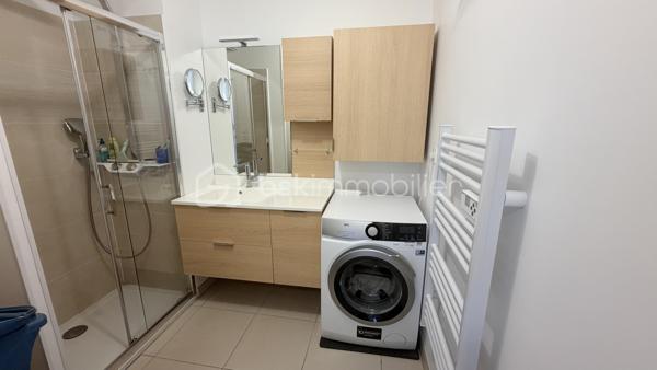 Emplacement idéal ! À deux pas des commerces, des écoles et de toutes les commodités, profitez d'un quotidien où tout se fait à pied.
Venez découvrir ce superbe appartement situé dans une résidence récente et sécurisée, offrant des prestations de qualité et un confort de vie exceptionnel.
Dès l'entrée, vous serez séduits par un hall spacieux agrémenté d'un grand dressing. La cuisine, entièrement aménagée et équipée, s'ouvre sur une belle pièce de vie baignée de lumière grâce à ses larges baies vitrées. Celles-ci donnent accès à une généreuse terrasse exposée Sud/Ouest, équipée d'une pergola bioclimatique électrique, idéale pour profiter de l'extérieur en toute saison.

L'espace nuit se compose de deux chambres, chacune équipée de placards avec dressings intégrés Mobalpa, d'une élégante salle d'eau et d'un WC indépendant.

Pour votre confort, l'appartement dispose d'une climatisation réversible, de volets roulants électriques ainsi que de fenêtres en double vitrage thermique et acoustique, garantissant bien-être et tranquillité tout au long de l'année.

Côté stationnement, un double garage complète ce bien rare.

Aucun travaux à prévoir : il ne vous reste plus qu'à poser vos valises !
Une opportunité rare en plein cœur de Six-Fours-les-Plages. Soyez réactifs, ce bien ne restera pas longtemps sur le marché !