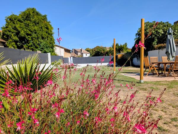 Coup de cœur pour cette très belle maison de village d’environ 130 m², entièrement restaurée en 2025, située au cœur du Mas-d’Agenais.
Alliant le charme de l’ancien au confort d’une rénovation récente, cette maison vous séduira par ses beaux volumes, sa luminosité et son agréable environnement extérieur.
Au rez-de-chaussée, vous découvrirez une exceptionnelle pièce de vie de 65 m² environ, très lumineuse, réunissant salon, salle à manger et cuisine. Un vaste espace convivial, idéal pour une vie de famille ou pour recevoir.
Ce niveau dispose également d’un WC indépendant, d’un cellier de 5 m² et d’un accès à une grande terrasse couverte de 20 m², véritable prolongement de la maison.
À l’étage, le parquet ancien en pin apporte beaucoup de caractère. Vous trouverez trois belles chambres de 14 à 16 m², toutes équipées de placards, ainsi qu’une agréable salle d’eau avec douche à l’italienne et toilettes.
À l’extérieur, vous profiterez d’un grand jardin piscinable au calme, un véritable atout en cœur de village. Un grand portail permet un accès facile à la propriété et offre la possibilité de stationner sur la parcelle.
La maison bénéficie par ailleurs de prestations particulièrement appréciables : toiture neuve, double vitrage, climatisation réversible et DPE classé B.
Une visite pourrait bien être le début d’un coup de cœur !