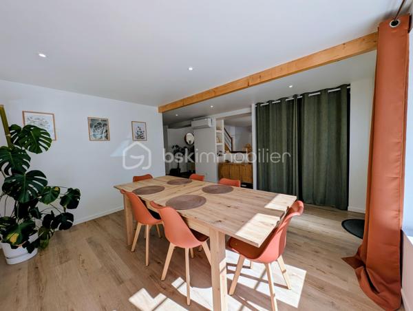 Coup de cœur pour cette très belle maison de village d’environ 130 m², entièrement restaurée en 2025, située au cœur du Mas-d’Agenais.
Alliant le charme de l’ancien au confort d’une rénovation récente, cette maison vous séduira par ses beaux volumes, sa luminosité et son agréable environnement extérieur.
Au rez-de-chaussée, vous découvrirez une exceptionnelle pièce de vie de 65 m² environ, très lumineuse, réunissant salon, salle à manger et cuisine. Un vaste espace convivial, idéal pour une vie de famille ou pour recevoir.
Ce niveau dispose également d’un WC indépendant, d’un cellier de 5 m² et d’un accès à une grande terrasse couverte de 20 m², véritable prolongement de la maison.
À l’étage, le parquet ancien en pin apporte beaucoup de caractère. Vous trouverez trois belles chambres de 14 à 16 m², toutes équipées de placards, ainsi qu’une agréable salle d’eau avec douche à l’italienne et toilettes.
À l’extérieur, vous profiterez d’un grand jardin piscinable au calme, un véritable atout en cœur de village. Un grand portail permet un accès facile à la propriété et offre la possibilité de stationner sur la parcelle.
La maison bénéficie par ailleurs de prestations particulièrement appréciables : toiture neuve, double vitrage, climatisation réversible et DPE classé B.
Une visite pourrait bien être le début d’un coup de cœur !