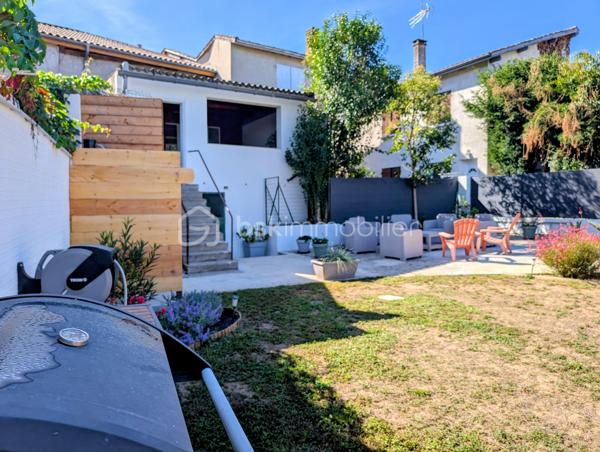 Coup de cœur pour cette très belle maison de village d’environ 130 m², entièrement restaurée en 2025, située au cœur du Mas-d’Agenais.
Alliant le charme de l’ancien au confort d’une rénovation récente, cette maison vous séduira par ses beaux volumes, sa luminosité et son agréable environnement extérieur.
Au rez-de-chaussée, vous découvrirez une exceptionnelle pièce de vie de 65 m² environ, très lumineuse, réunissant salon, salle à manger et cuisine. Un vaste espace convivial, idéal pour une vie de famille ou pour recevoir.
Ce niveau dispose également d’un WC indépendant, d’un cellier de 5 m² et d’un accès à une grande terrasse couverte de 20 m², véritable prolongement de la maison.
À l’étage, le parquet ancien en pin apporte beaucoup de caractère. Vous trouverez trois belles chambres de 14 à 16 m², toutes équipées de placards, ainsi qu’une agréable salle d’eau avec douche à l’italienne et toilettes.
À l’extérieur, vous profiterez d’un grand jardin piscinable au calme, un véritable atout en cœur de village. Un grand portail permet un accès facile à la propriété et offre la possibilité de stationner sur la parcelle.
La maison bénéficie par ailleurs de prestations particulièrement appréciables : toiture neuve, double vitrage, climatisation réversible et DPE classé B.
Une visite pourrait bien être le début d’un coup de cœur !