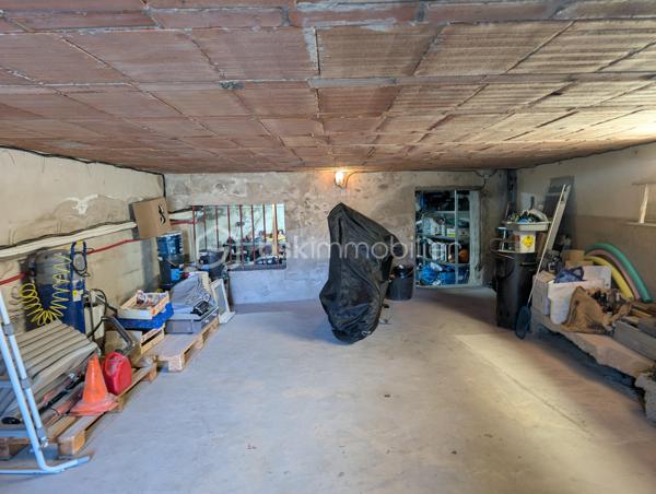 Coup de cœur pour cette très belle maison de village d’environ 130 m², entièrement restaurée en 2025, située au cœur du Mas-d’Agenais.
Alliant le charme de l’ancien au confort d’une rénovation récente, cette maison vous séduira par ses beaux volumes, sa luminosité et son agréable environnement extérieur.
Au rez-de-chaussée, vous découvrirez une exceptionnelle pièce de vie de 65 m² environ, très lumineuse, réunissant salon, salle à manger et cuisine. Un vaste espace convivial, idéal pour une vie de famille ou pour recevoir.
Ce niveau dispose également d’un WC indépendant, d’un cellier de 5 m² et d’un accès à une grande terrasse couverte de 20 m², véritable prolongement de la maison.
À l’étage, le parquet ancien en pin apporte beaucoup de caractère. Vous trouverez trois belles chambres de 14 à 16 m², toutes équipées de placards, ainsi qu’une agréable salle d’eau avec douche à l’italienne et toilettes.
À l’extérieur, vous profiterez d’un grand jardin piscinable au calme, un véritable atout en cœur de village. Un grand portail permet un accès facile à la propriété et offre la possibilité de stationner sur la parcelle.
La maison bénéficie par ailleurs de prestations particulièrement appréciables : toiture neuve, double vitrage, climatisation réversible et DPE classé B.
Une visite pourrait bien être le début d’un coup de cœur !