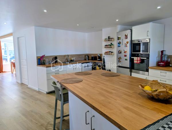 Coup de cœur pour cette très belle maison de village d’environ 130 m², entièrement restaurée en 2025, située au cœur du Mas-d’Agenais.
Alliant le charme de l’ancien au confort d’une rénovation récente, cette maison vous séduira par ses beaux volumes, sa luminosité et son agréable environnement extérieur.
Au rez-de-chaussée, vous découvrirez une exceptionnelle pièce de vie de 65 m² environ, très lumineuse, réunissant salon, salle à manger et cuisine. Un vaste espace convivial, idéal pour une vie de famille ou pour recevoir.
Ce niveau dispose également d’un WC indépendant, d’un cellier de 5 m² et d’un accès à une grande terrasse couverte de 20 m², véritable prolongement de la maison.
À l’étage, le parquet ancien en pin apporte beaucoup de caractère. Vous trouverez trois belles chambres de 14 à 16 m², toutes équipées de placards, ainsi qu’une agréable salle d’eau avec douche à l’italienne et toilettes.
À l’extérieur, vous profiterez d’un grand jardin piscinable au calme, un véritable atout en cœur de village. Un grand portail permet un accès facile à la propriété et offre la possibilité de stationner sur la parcelle.
La maison bénéficie par ailleurs de prestations particulièrement appréciables : toiture neuve, double vitrage, climatisation réversible et DPE classé B.
Une visite pourrait bien être le début d’un coup de cœur !