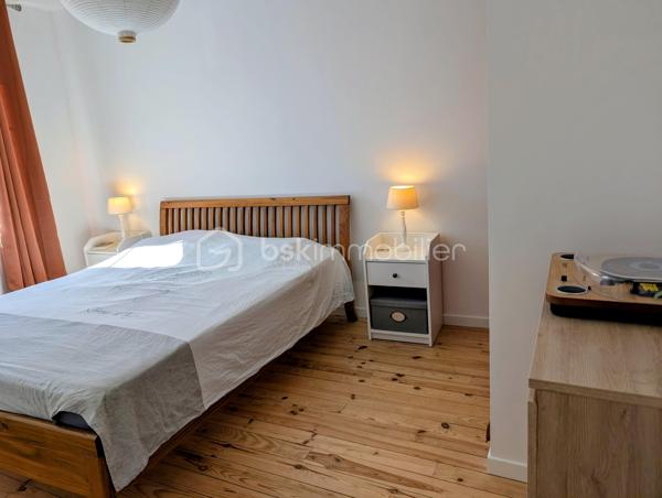 Coup de cœur pour cette très belle maison de village d’environ 130 m², entièrement restaurée en 2025, située au cœur du Mas-d’Agenais.
Alliant le charme de l’ancien au confort d’une rénovation récente, cette maison vous séduira par ses beaux volumes, sa luminosité et son agréable environnement extérieur.
Au rez-de-chaussée, vous découvrirez une exceptionnelle pièce de vie de 65 m² environ, très lumineuse, réunissant salon, salle à manger et cuisine. Un vaste espace convivial, idéal pour une vie de famille ou pour recevoir.
Ce niveau dispose également d’un WC indépendant, d’un cellier de 5 m² et d’un accès à une grande terrasse couverte de 20 m², véritable prolongement de la maison.
À l’étage, le parquet ancien en pin apporte beaucoup de caractère. Vous trouverez trois belles chambres de 14 à 16 m², toutes équipées de placards, ainsi qu’une agréable salle d’eau avec douche à l’italienne et toilettes.
À l’extérieur, vous profiterez d’un grand jardin piscinable au calme, un véritable atout en cœur de village. Un grand portail permet un accès facile à la propriété et offre la possibilité de stationner sur la parcelle.
La maison bénéficie par ailleurs de prestations particulièrement appréciables : toiture neuve, double vitrage, climatisation réversible et DPE classé B.
Une visite pourrait bien être le début d’un coup de cœur !