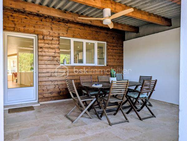 Coup de cœur pour cette très belle maison de village d’environ 130 m², entièrement restaurée en 2025, située au cœur du Mas-d’Agenais.
Alliant le charme de l’ancien au confort d’une rénovation récente, cette maison vous séduira par ses beaux volumes, sa luminosité et son agréable environnement extérieur.
Au rez-de-chaussée, vous découvrirez une exceptionnelle pièce de vie de 65 m² environ, très lumineuse, réunissant salon, salle à manger et cuisine. Un vaste espace convivial, idéal pour une vie de famille ou pour recevoir.
Ce niveau dispose également d’un WC indépendant, d’un cellier de 5 m² et d’un accès à une grande terrasse couverte de 20 m², véritable prolongement de la maison.
À l’étage, le parquet ancien en pin apporte beaucoup de caractère. Vous trouverez trois belles chambres de 14 à 16 m², toutes équipées de placards, ainsi qu’une agréable salle d’eau avec douche à l’italienne et toilettes.
À l’extérieur, vous profiterez d’un grand jardin piscinable au calme, un véritable atout en cœur de village. Un grand portail permet un accès facile à la propriété et offre la possibilité de stationner sur la parcelle.
La maison bénéficie par ailleurs de prestations particulièrement appréciables : toiture neuve, double vitrage, climatisation réversible et DPE classé B.
Une visite pourrait bien être le début d’un coup de cœur !