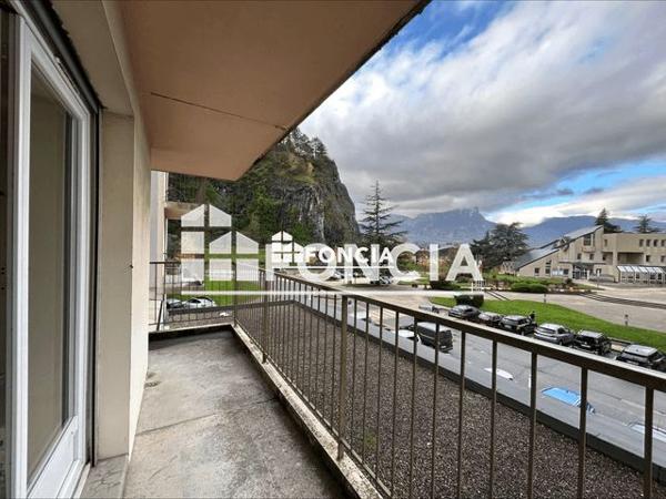 Location Appartement 4 pièces 78.79 m² - PLACE ALBERT SERRAZ Montmelian 73800