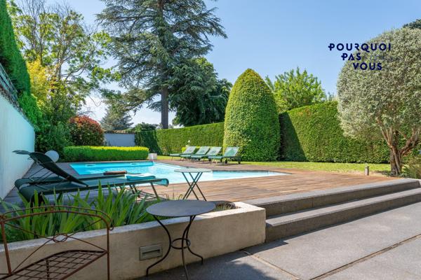 Jolie maison, jardin, piscine et grand garage