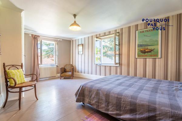 Jolie maison, jardin, piscine et grand garage