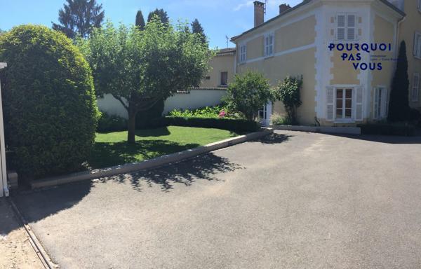 Jolie maison, jardin, piscine et grand garage