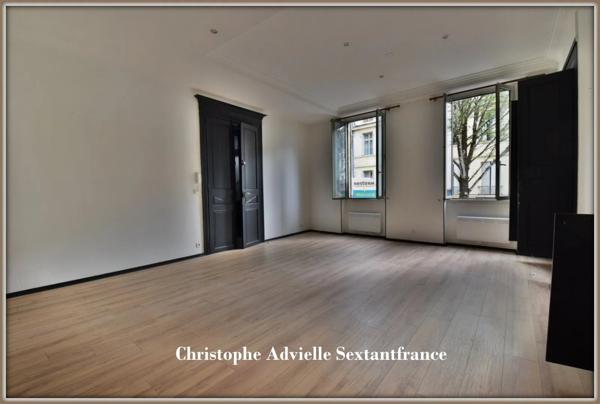 Immeuble de rapport rénové en coeur de ville, mixte commercial et habitation, belle adresse