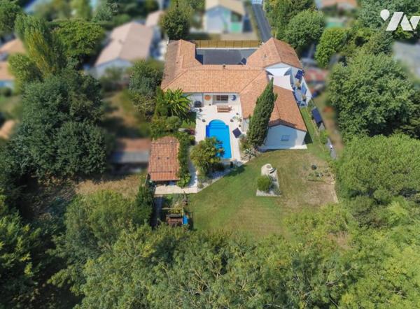 MAGNE, au calme pavillon de plain-pied de 253 m² avec piscine 