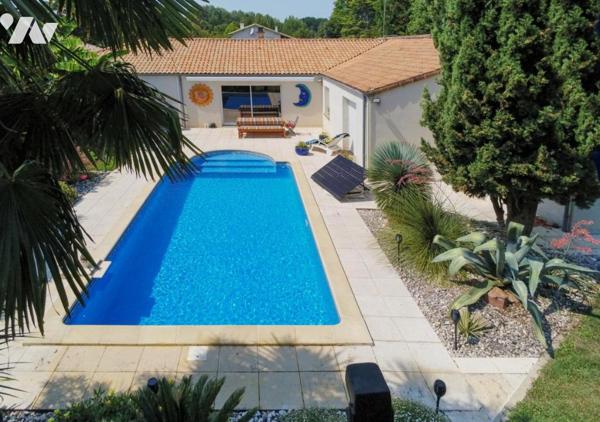 MAGNE, au calme pavillon de plain-pied de 253 m² avec piscine 