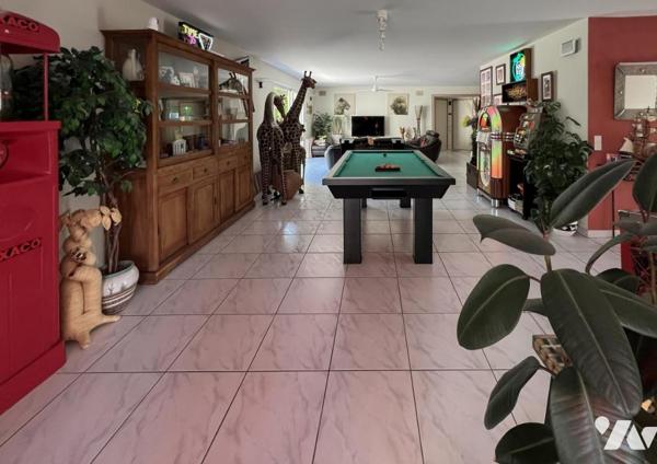 MAGNE, au calme pavillon de plain-pied de 253 m² avec piscine 