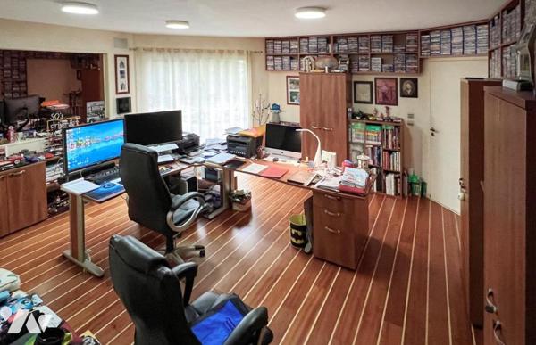 MAGNE, au calme pavillon de plain-pied de 253 m² avec piscine 