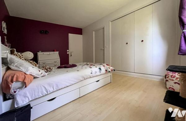 MAGNE, au calme pavillon de plain-pied de 253 m² avec piscine 