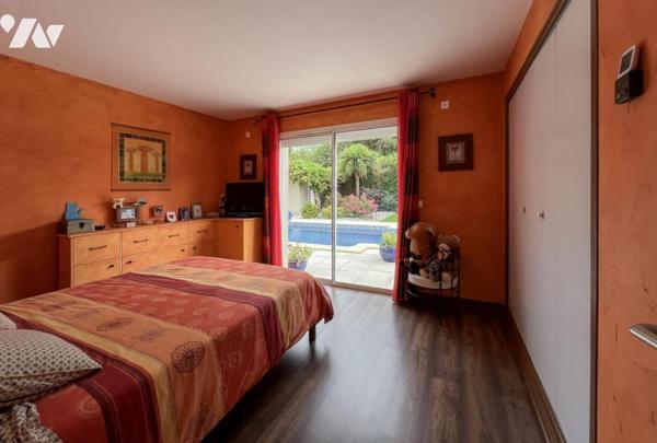 MAGNE, au calme pavillon de plain-pied de 253 m² avec piscine 