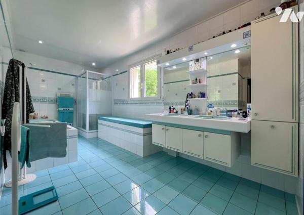 MAGNE, au calme pavillon de plain-pied de 253 m² avec piscine 